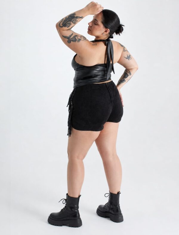 Short gamuza flecos