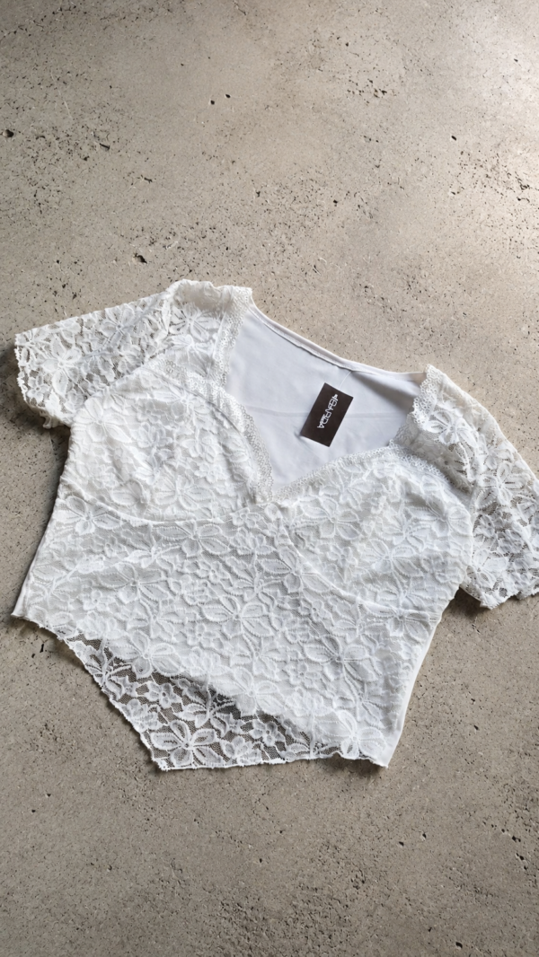 Blusa encaje en pico