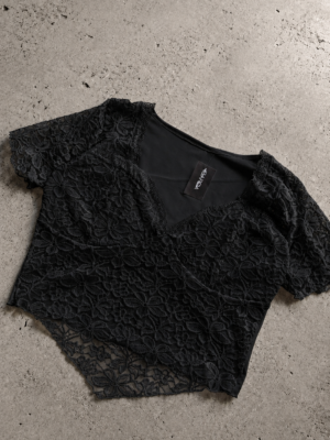 Blusa encaje en pico