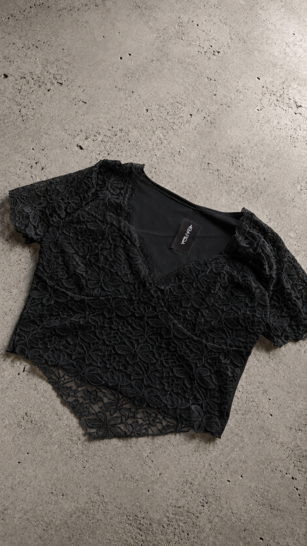 Blusa encaje en pico